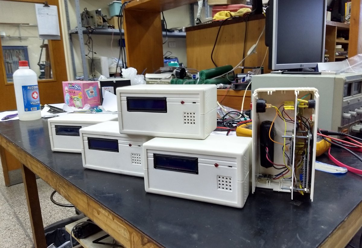 nwolovick's tweet photo. El Taller de Electrónica de @famaf_unc está armando versiones mejoradas del medidor de CO2 de @unahurlingham 

En la foto: Ezequiel Chesini y Alejandro Gustowsky

Att @droyktton @jorgeluisaliaga https://t.co/cz4b6BJXWB