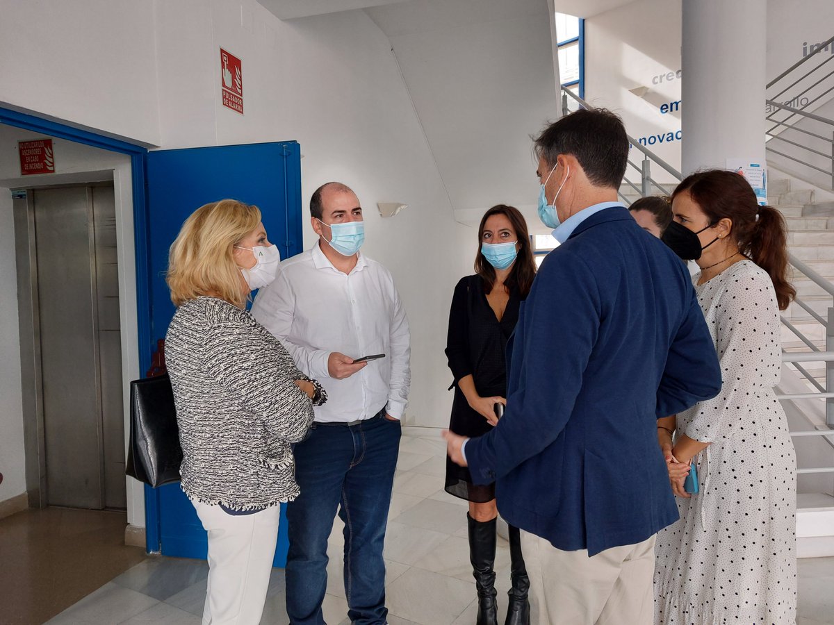 La delegada de <a href="/EmpleoJunta/">Consejería de Empleo, Empresa y Trabajo Autónomo</a>, Carmen S. Sierra, felicita a la #empresa <a href="/vectorpipe/">Vectorpipe SL</a>, incubada en <a href="/BicEuronova/">BIC Euronova</a>, que ha ayudado con su #tecnología a la realización de las primeras #endoscopias de España usando el #5G y la realidad virtual. #Salud 

Noticia: bit.ly/2Yhi7d6