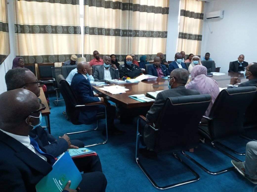 AssembleeNatkm's tweet photo. Le Ministre des Finances @SouefK a  présenté l'exposé de motif sur le projet de loi des Finances rectificative 2021 devant la Commission des Finances présidé par l'honorable Mohamed Zoubeiri. 
Les travaux se poursuivent sur le  projet de loi de règlement et sur le PLF 2022 https://t.co/ScgHehp2Nc