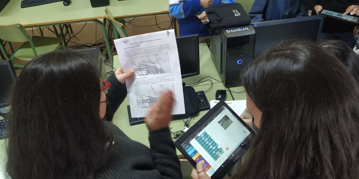 JEnriqueAgudo's tweet photo. Hoy comenzamos en #roboticdrones del @iessuarez nuestro versión del rescate de los perros de La Palma. En la primera misión les llevaremos comida sorteando los peligros con una ruta fijada. #cite_innovatedex #cite_steam @enmarcha https://t.co/IeOo5iKfda