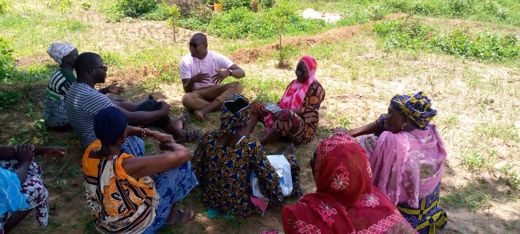 SoryIbrahimCis7's tweet photo. Hommage à nos braves mamans de Diema dont certaines sont obligées de se réveiller au moment de forte chaleur à 1 heure du matin voire 2 heure pour faire la queue devant les puits afin d’arroser leurs plants 🌱.
@CNJ @ADEFIM #ThinkPeaceSahel #GCERF #CNJMALI #ADEFIM https://t.co/DONiwMpmd3