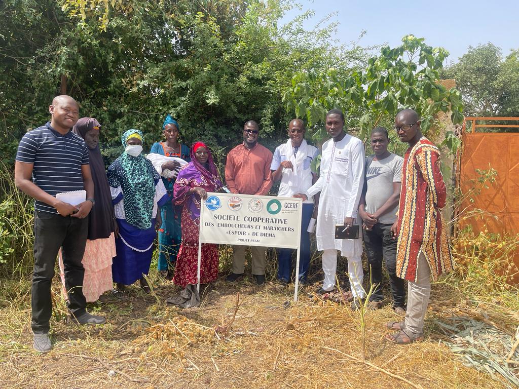SoryIbrahimCis7's tweet photo. Hommage à nos braves mamans de Diema dont certaines sont obligées de se réveiller au moment de forte chaleur à 1 heure du matin voire 2 heure pour faire la queue devant les puits afin d’arroser leurs plants 🌱.
@CNJ @ADEFIM #ThinkPeaceSahel #GCERF #CNJMALI #ADEFIM https://t.co/DONiwMpmd3