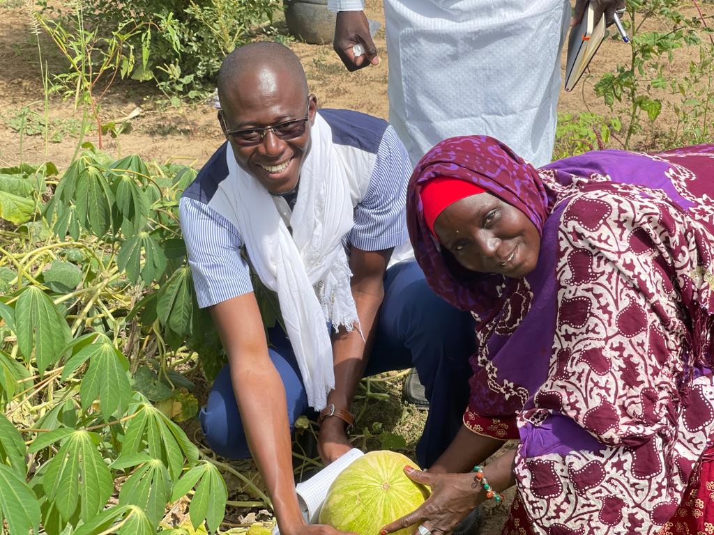 SoryIbrahimCis7's tweet photo. Hommage à nos braves mamans de Diema dont certaines sont obligées de se réveiller au moment de forte chaleur à 1 heure du matin voire 2 heure pour faire la queue devant les puits afin d’arroser leurs plants 🌱.
@CNJ @ADEFIM #ThinkPeaceSahel #GCERF #CNJMALI #ADEFIM https://t.co/DONiwMpmd3