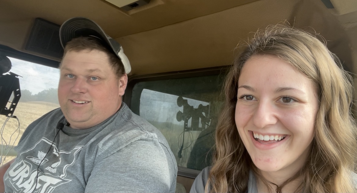 HeritageCoop's tweet photo. #OHBinBusters Early Harvest Results - 10.14.21🌾

@JonahNeill shares initial corn harvest results with @courtneyheiser from his hilly farm in Washington County.

Learn about management practices utilized with @Asgrow_DEKALB 6357 on challenging terrain.🌽

https://t.co/OVbFeK5JkZ https://t.co/mX8UYA7CyR