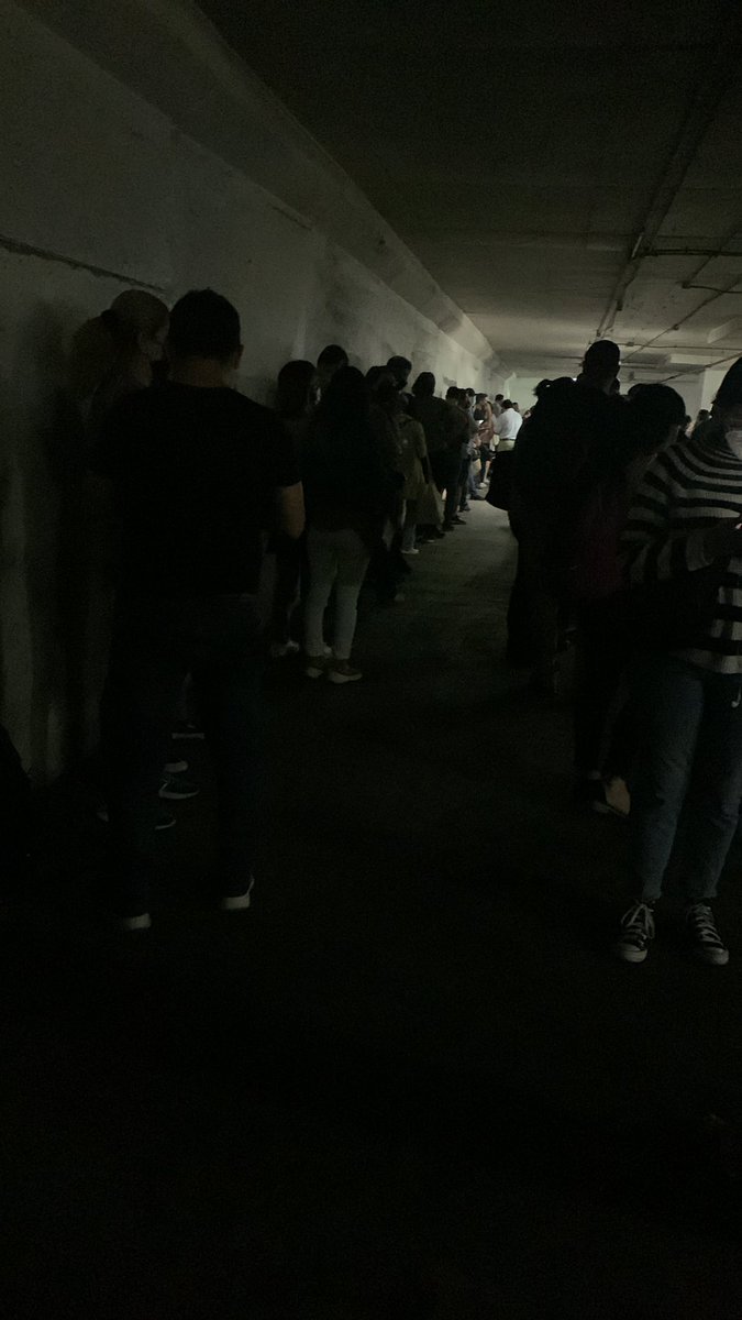 renaolave's tweet photo. Último el lugar en @MuniLaReina @mallplazaengana sin luz y un lugar sucio! Falta de respeto para las personas que estamos acá. Y sumar que es incierto si nos podemos vacunar… https://t.co/US29aPcm3i