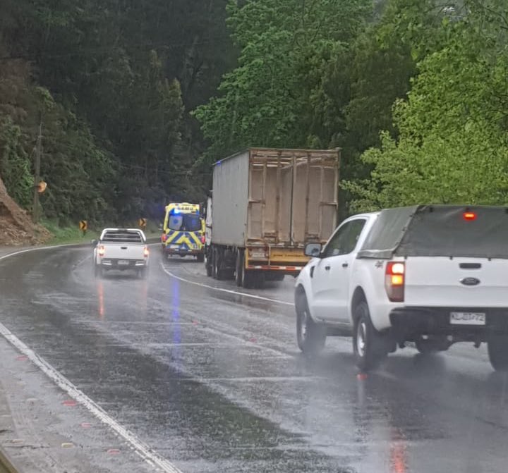 🔴AHORA | Unidades de emergencia trabajan en un accidente en la salida sur de #ValdiviaCL

Se trata de una colisión de dos camiones a la altura del Puente Santo Domingo.

Simultáneamente bomberos trabaja en otro accidente de tránsito en San Martín con 12 de Febrero.