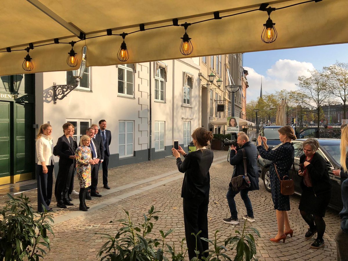 Ráðherrafundi lokið
Merkilegt hv. Norðurlönd koma menningu fyrir í stjórnkerfinu
🇫🇮 Rannsókna- &amp;menningar.rn
🇩🇰Menningar-&amp;kirkju.rn
🇳🇴Menningar-&amp;jafnréttis.rn
🇮🇸🇦🇽 Mennta-&amp;menningar.rn
🇸🇪Menningar-&amp;lýðræðis.rn
🇫🇴Utanríkis-&amp;menningar.rn. 
🇬🇱 Mennta-,menningar-íþrótta-&amp; kirkju.rn.