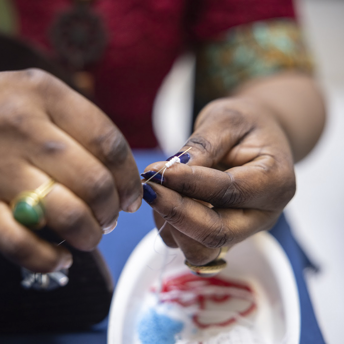 made51_unhcr's tweet photo. To this day, beadwork is a rich art that is practiced throughout East Africa. Beading is a meticulous craft and differences in techniques and patterns are associated with differences in ethnicities and religions. 

#UNHCRxUNIQLO https://t.co/xzfPeNRlXc