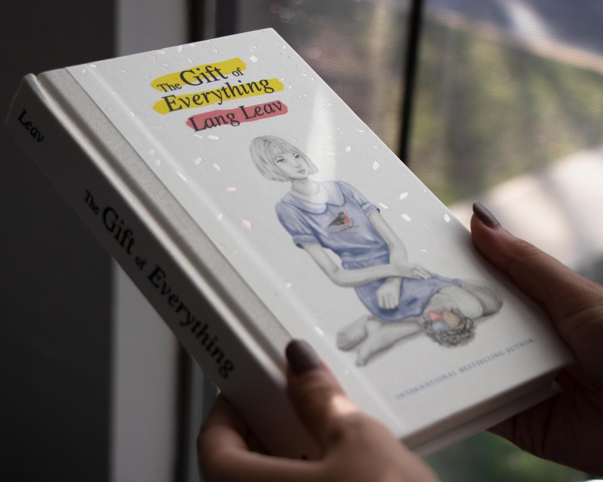 AndrewsMcMeel's tweet photo. The Gift of Everything will thrill and delight fans of @langleav as well as those yet to discover the enchanting world of one the most celebrated poets in modern history. Available 11/16 in all of its stunning hardcover glory🤩 https://t.co/oaZHq4Hjk3 https://t.co/2M2kBG4eXL
