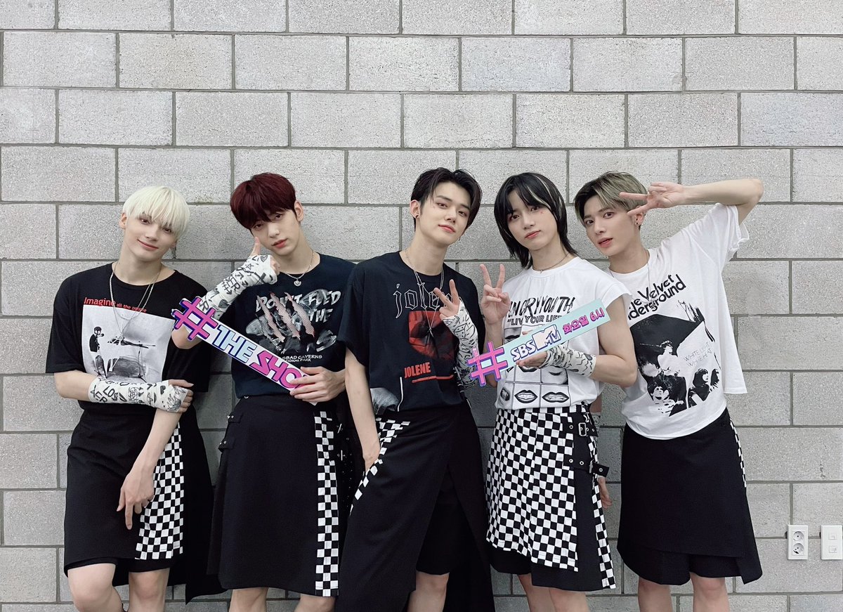 MejMoa's tweet photo. [⚠️] En una hora se sabrán los nominados a las distintas categorías, registren sus cuentas en Mwave y procuren tener varias cuentas en Twitter

@TXT_members @TXT_bighit #TOMORROW_X_TOGETHER #투모로우바이투게더 https://t.co/sPtVpsISjA