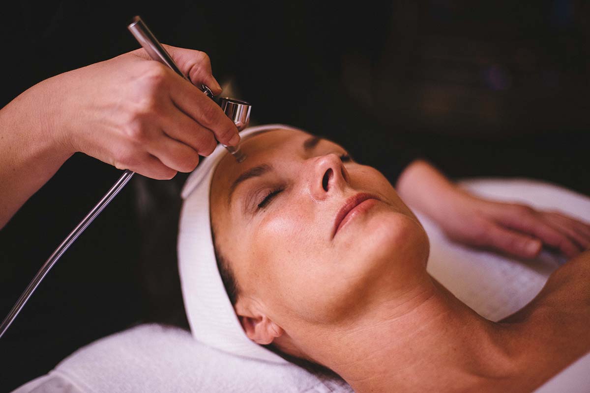 thewillcox's tweet photo. Before the rush of the holidays, treat yourself or a loved one to an ultra-luxurious facial that infuses hyperbaric oxygen and a skin loving hyaluronic cocktail into the deeper layers of the skin to plump, rehydrate and firm. Call 803-648-1898 to reserve your appointment. https://t.co/r4U2s3YlEw