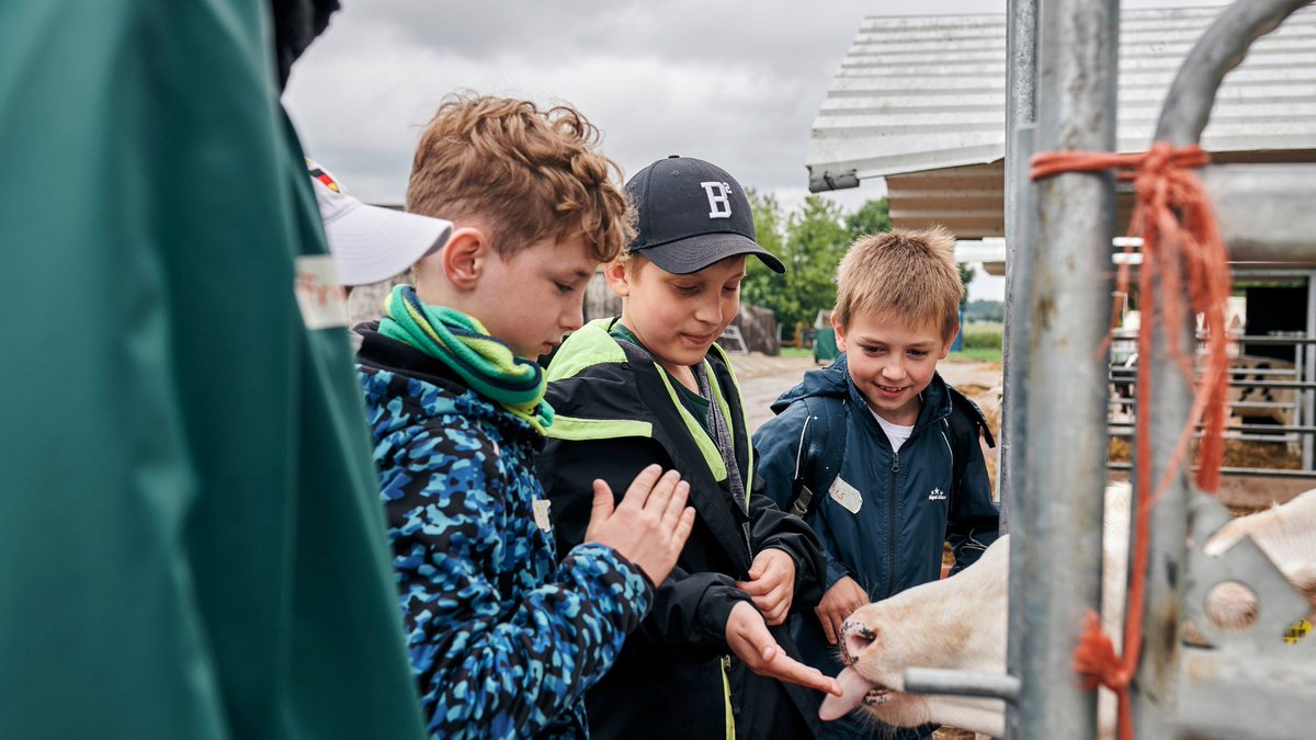 Auf zu Acker, Feld und Weide: Bei unserem kostenlosen #Grundschulprojekt „Meinem Schulessen auf der Spur!“ erkunden Lehrer*innen mit ihrer Klasse z. B. bei einem Biolandwirt, warum regionale &amp; saisonale Bio-Lebensmittel #Umwelt &amp; #Klima dienen. Mehr Infos:restlos-gluecklich.berlin/schulessen