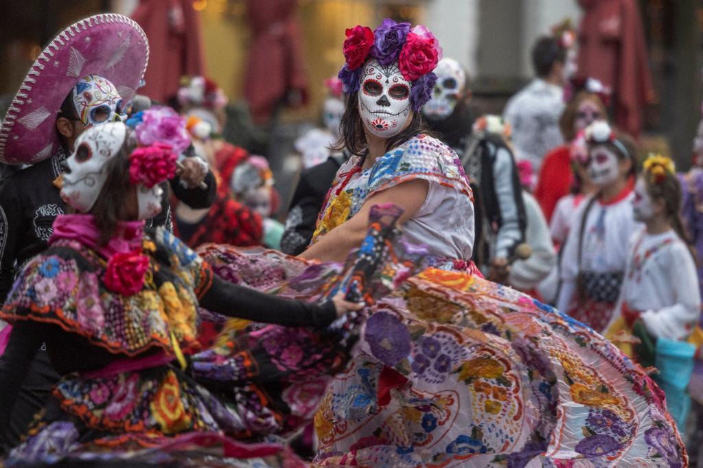 EmbaMexNL's tweet photo. Glad and overwhelmed by the enthusiasm of the people of #Assen 🇳🇱 to commemorate one of #Mexico’s most iconic festivities #DiaDeMuertos . We acknowledge and appreciate @DrentsMuseum initiative to organize this wonderful parade to showcase Mexican culture 🇲🇽.
@SRE_mx @cultura_mx https://t.co/0B6vXnvSt4