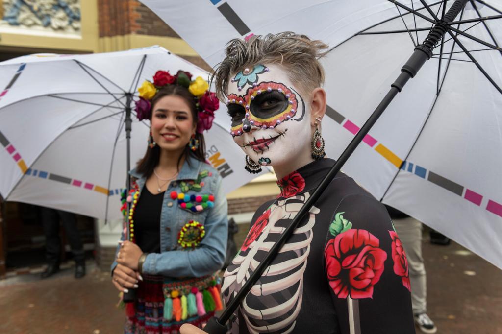 EmbaMexNL's tweet photo. Glad and overwhelmed by the enthusiasm of the people of #Assen 🇳🇱 to commemorate one of #Mexico’s most iconic festivities #DiaDeMuertos . We acknowledge and appreciate @DrentsMuseum initiative to organize this wonderful parade to showcase Mexican culture 🇲🇽.
@SRE_mx @cultura_mx https://t.co/0B6vXnvSt4