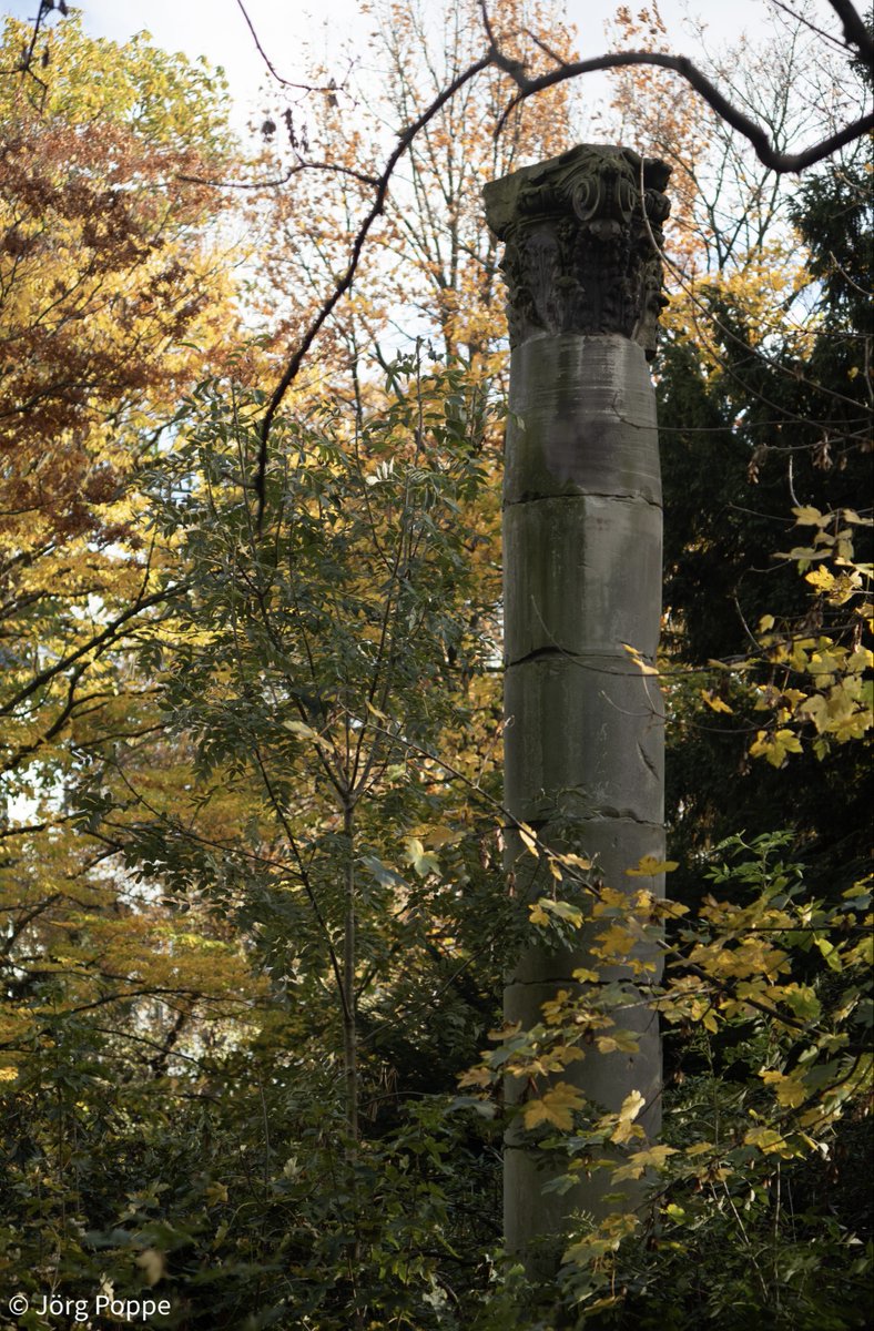 lichtaufnahmen's tweet photo. Klassizistische Säule. #düsseldorf #klassizismus #säule #herbst #saeule #duesseldorf #herbstfarben #autumn #herbstzeit #herbstzeit #laubfall #blätterfall #spätjahr #erntezeit #laub -17424 https://t.co/PkDZeKS3Xl