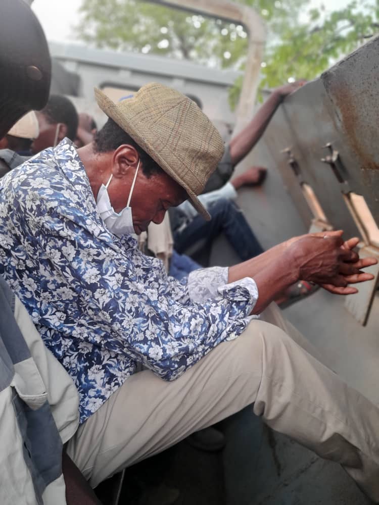 ChimutiNhamo's tweet photo. Headman Chiadzwa is arrested for demonstrating against a Chinese company mining diamonds in his area, he is currently being transported by heavily armed forces to Mutare Prison! @LynneStactia @cazawaty @MamoyoT https://t.co/sn85dHhGNv