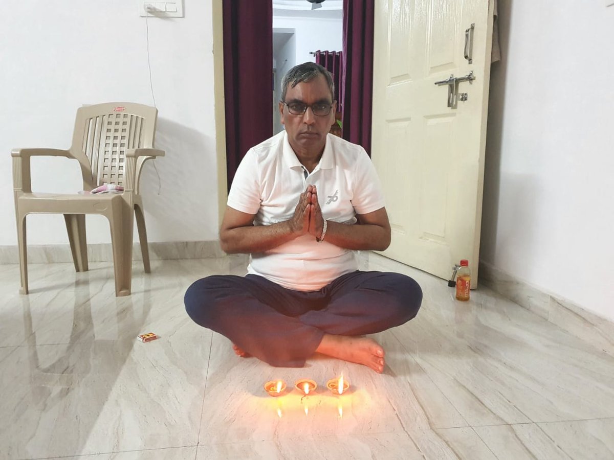 oprajbhar's tweet photo. आइये जलाएं एक ’किसान स्मृति दीप’ लखीमपुर के किसानों की शहादत के एक महीने पूरे होने की नम याद में… और अन्नदाता के मान और सम्मान में!

#लखीमपुर_किसान_स्मृति_दिवस https://t.co/dzB00XSiFo