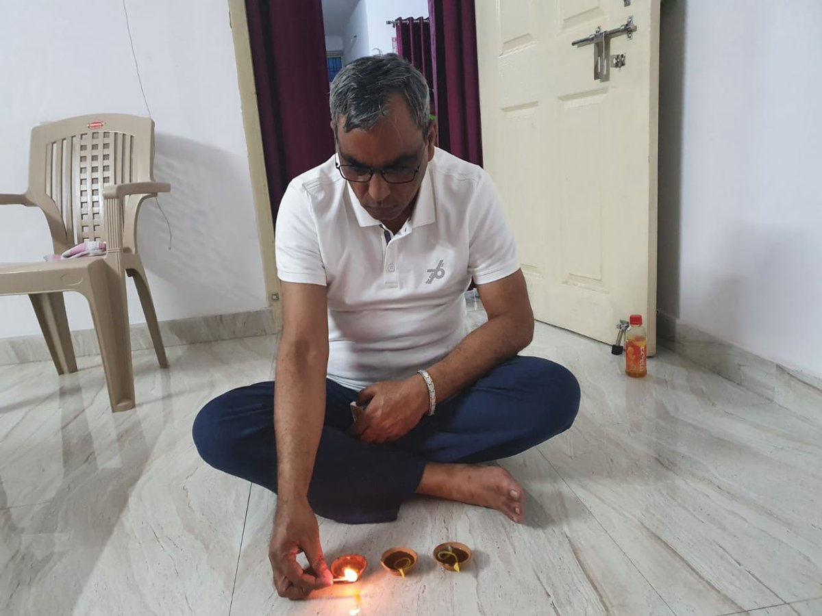 oprajbhar's tweet photo. आइये जलाएं एक ’किसान स्मृति दीप’ लखीमपुर के किसानों की शहादत के एक महीने पूरे होने की नम याद में… और अन्नदाता के मान और सम्मान में!

#लखीमपुर_किसान_स्मृति_दिवस https://t.co/dzB00XSiFo