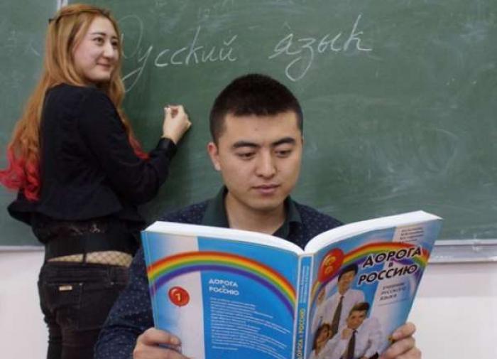 иностранец изучающий русский. обучение русскому языку. иностранцы изучают русский язык. иностранец изучающий русский. иностранцы изучают русский язык.