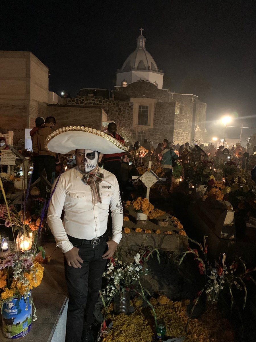 gadelagarza's tweet photo. Que maravillosa tradición es nuestro  #DiaDeMuertos AMO MÉXICO. #Mixquic 
https://t.co/KZ7RNNqKYf https://t.co/bY98JOJX5N