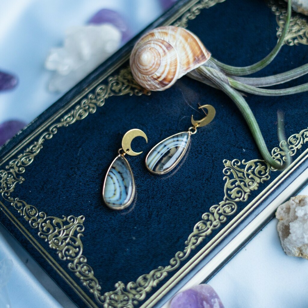 moondome_uk's tweet photo. Studs or hooks earrings?
Any option will look fantastic with some natural gems, like these agate earrings from Space girl collection. Only one pair lef!
.
#moonphases #moonobsession #celestialjewelry #earrings #pendant #goldenmoon #handmadeearrings #celestialaccessories #cel… https://t.co/bYjeXBjgXw
