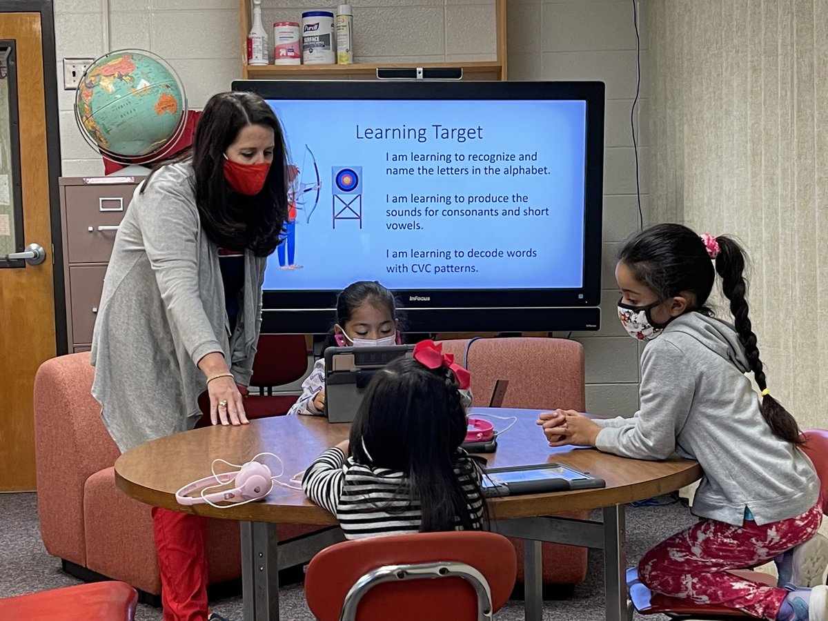 MGBarksdale's tweet photo. Mrs. Ivey is reviewing Learning Targets with students at the beginning of her lesson @MGBarksdale. @RCPS_LSS #RCPSWorldClass https://t.co/09JCY1xP3c