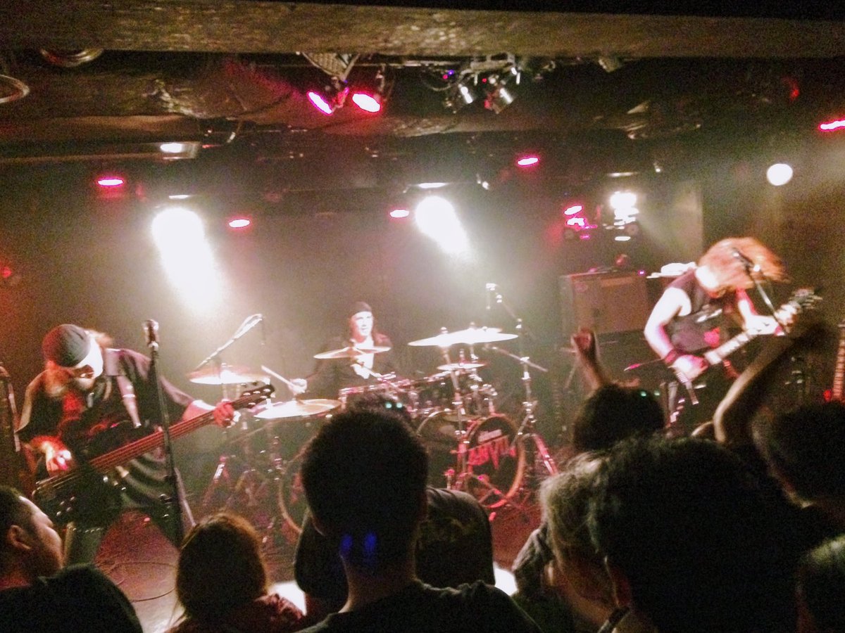 foxxtale's tweet photo. 7年前の今日は広島の福山でアンヴィルを観たらしい。
キャパ200程のちっちゃい箱で間近に観れたことに当時はそりゃもう興奮しましたよ。メンバーが場内を普通に歩いてトイレ行ったりして…衝撃的でした(そこかい)
また日本全国津々浦々回って欲しいね。
#過去のこの日 #live2014 #Anvil #広島 #福山 https://t.co/42X1hPfiSy