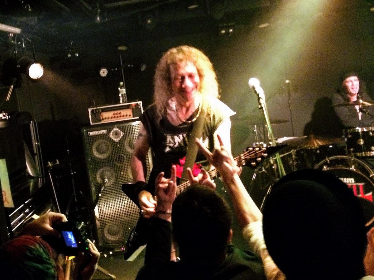 foxxtale's tweet photo. 7年前の今日は広島の福山でアンヴィルを観たらしい。
キャパ200程のちっちゃい箱で間近に観れたことに当時はそりゃもう興奮しましたよ。メンバーが場内を普通に歩いてトイレ行ったりして…衝撃的でした(そこかい)
また日本全国津々浦々回って欲しいね。
#過去のこの日 #live2014 #Anvil #広島 #福山 https://t.co/42X1hPfiSy