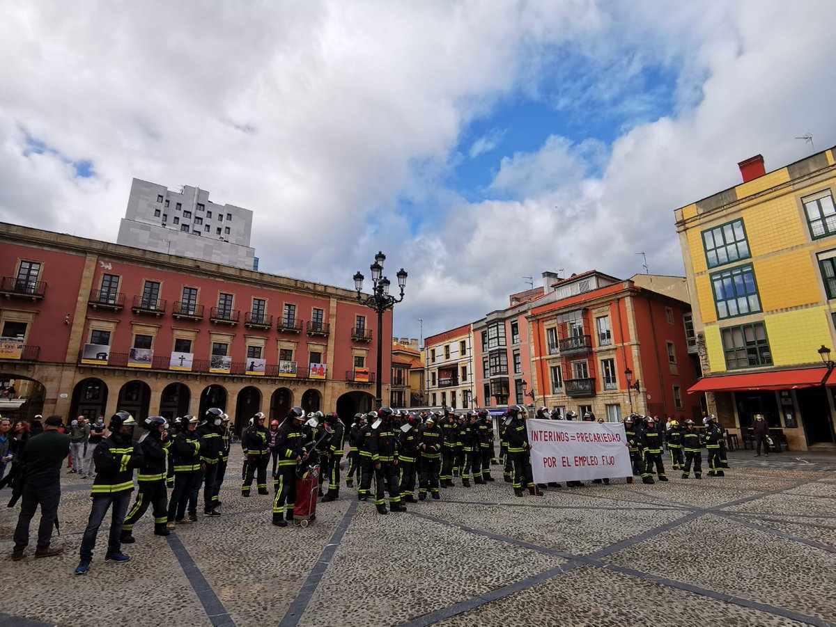 SindicatuCSI's tweet photo. Imágenes de la concentración de nuestros compañeros ayer frente al Ayuntamiento de Xixón

@psoegijon escucha: empleo fijo y seguridad https://t.co/LJBQ7EYavh