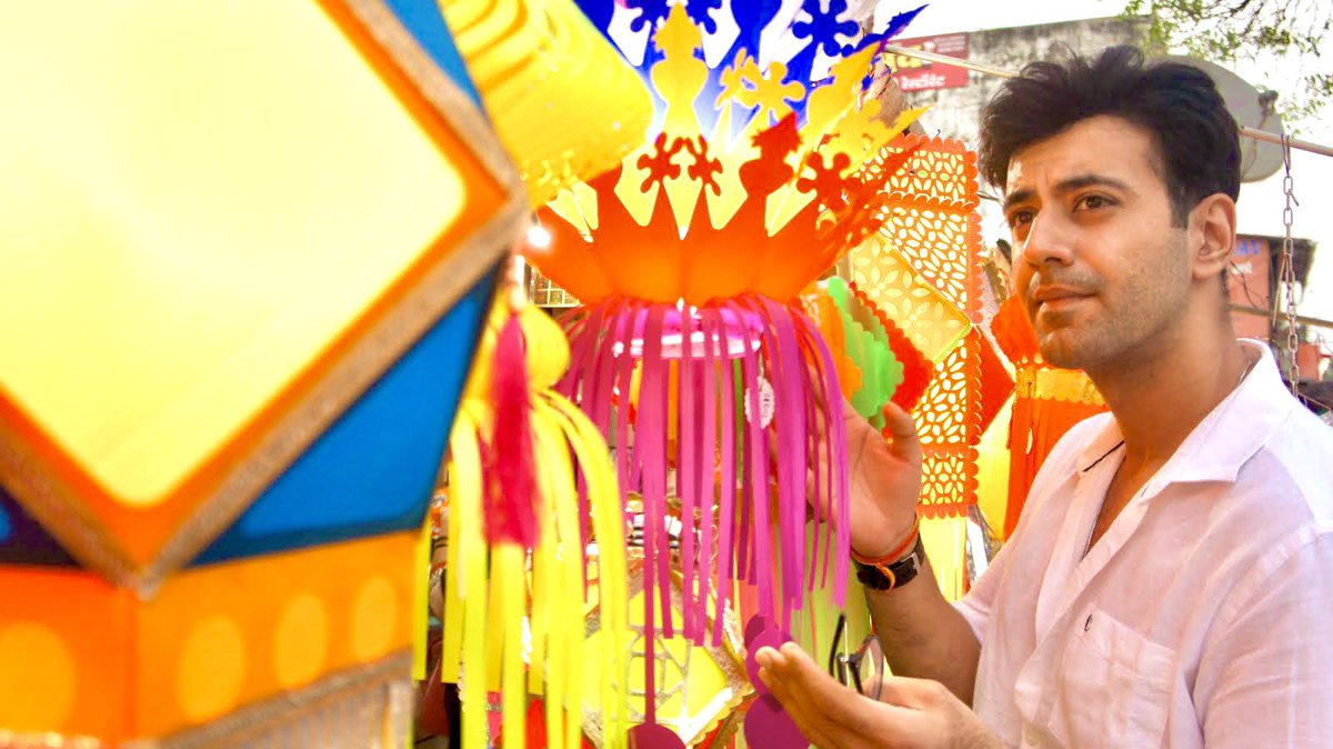 karanvirsharma9's tweet photo. Happy Deepavali everyone! 

Kandil Shopping is fun ! 

❤️❤️❤️❤️❤️❤️❤️❤️

🪔 🪔🪔🪔🪔🪔🪔🪔

#Diwali #Deepavali #FestivalOfLights #Diwali2021 https://t.co/Rewe5gUZeQ