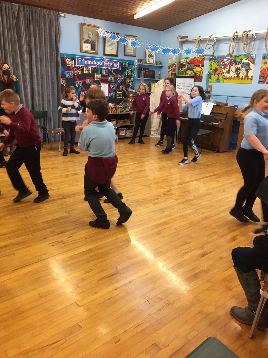 ffriddyllyn's tweet image. Diolch am brynhawn gwych yn gweithio gyda rhythmau a thrafod cydraddoldeb. Thank you @martindaws for the rhythm workshop and discussing equality with us. @Celf_Cymru @gwenfairhughes #cynefin