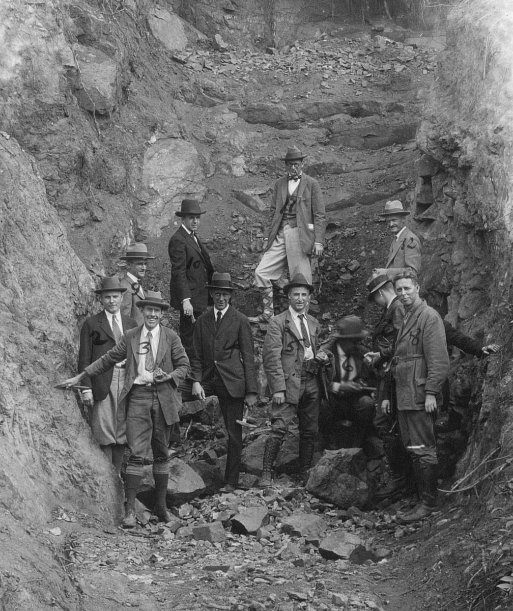 Virginia_Energy's tweet photo. In the Fall of 1926, Virginia hosted the fall field trip for the Association of American State Geologists #AASG. Pictured on the far right is Virginia State Geologist Wilbur A. Nelson.
#VirginiaEnergy #WaybackWednesday https://t.co/T2wabQQpDH