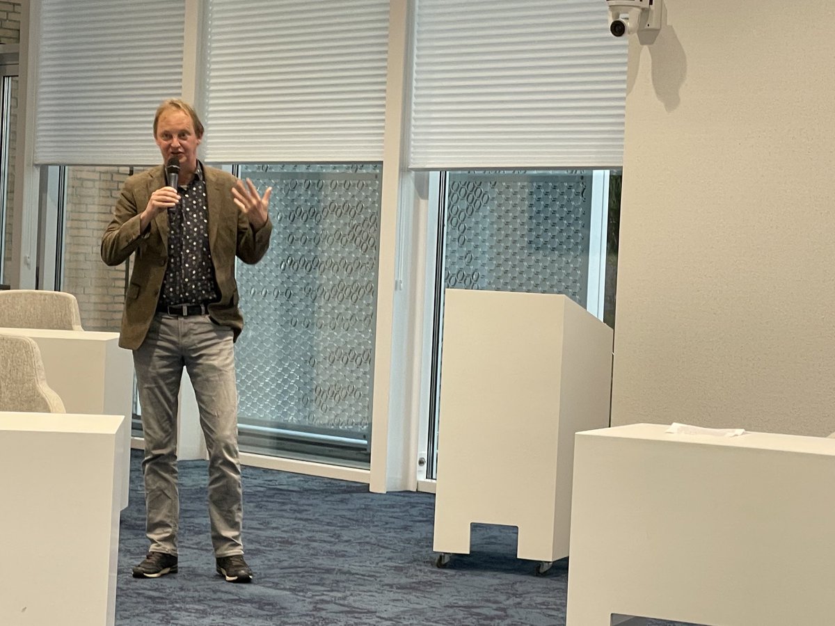 tomvanmourik's tweet photo. In de raadzaal van ⁦@Waadhoeke⁩ vertelt Syds Wiersma van het Fries Film en Audio Archief over het project Kibboets op de Klei. https://t.co/fnyidmZBQM