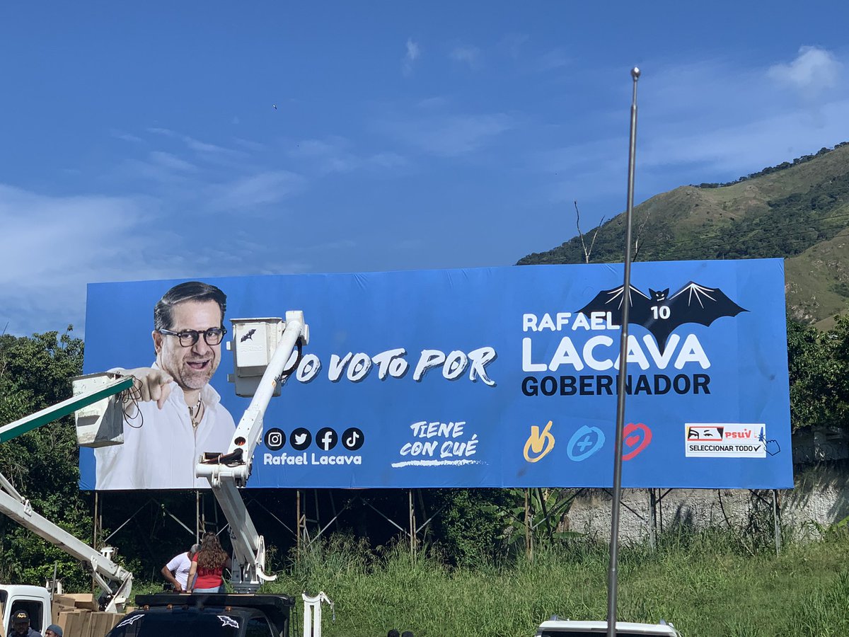 hcapriles's tweet photo. Ahora los candidatos del PSUV esconden el rojo en su campaña. ¿A quién quieren engañar? ¿Que no los relacionen con Maduro y el desastre? Ustedes son parte de la destrucción del país. Ustedes que llevan 22 años en el poder. https://t.co/rUFN8vLgny