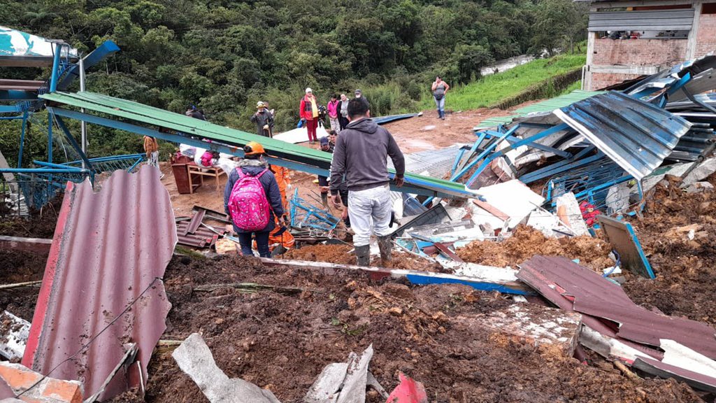 DCR925's tweet photo. #Colombia 🇨🇴 | 14 personas es la nueva cifra de fallecidos por un deslizamiento de tierra en el municipio de Mallama, debido a las intensas lluvias, la mayoría de víctimas mujeres que se encontraban en un billar, también afecto a un restaurante, un hotel y dos viviendas. https://t.co/knIn6BvoJF