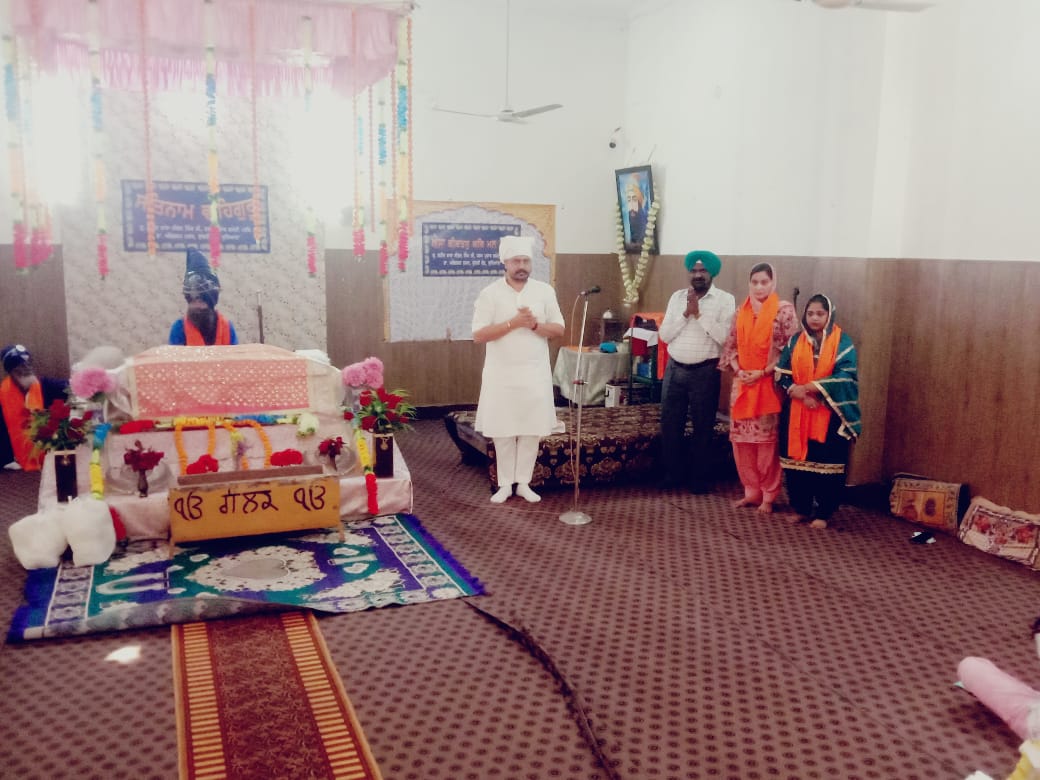ParvinderLapran's tweet photo. ਅੱਜ ਵਾਰਡ ਵਿੱਚ ਗੁਰਦਆਰਾ ਸ਼ਹੀਦ ਬਾਬਾ ਜੀਵਨ ਸਿੰਘ ਜੀ ਵਲੋਂ ਕਰਵਾਏ ਗਏ ਬੰਦੀ ਛੌੜ ਦਿਵਸ ਨੂੰ ਸਮਰਪਿਤ ਸਲਾਨਾ ਗੁਰਮਿਤ ਸਮਾਗਮ ਵਿੱਚ ਹਾਜਿਰੀ ਲਗਵਾਈ ਗਈ||
#ParvinderLapran
#HalkaAtamNagar
#CongressForPunjab https://t.co/bQMRAZMKoL