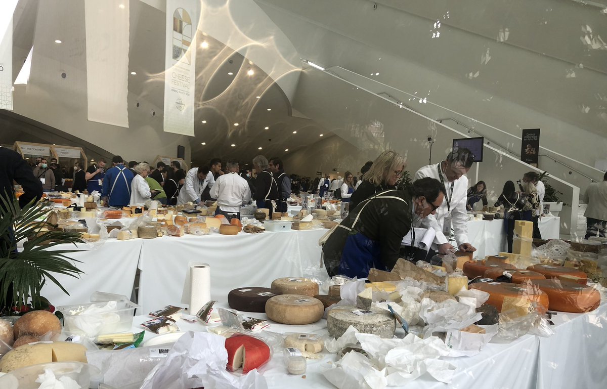 AfuegalPituQues's tweet photo. A través del espejo... jueces y juezas... 😅 

¡Nervios en este día tan importante! 

#WorldCheeseAwards @cheesefest2021 @InstitutoQueso @aytoviedo https://t.co/21IklylJXD