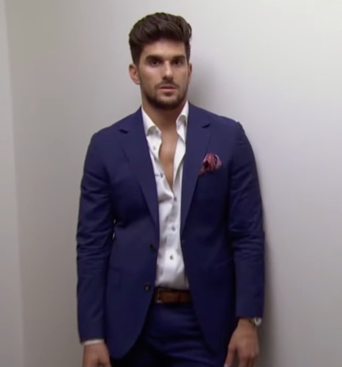 ShesAllBach's tweet photo. If you would’ve read Chapter 3 entitled “Never Reference the Viewers” things may have turned out differently for you, Jamie. #TheBachelorette https://t.co/S3ArxmOP2k