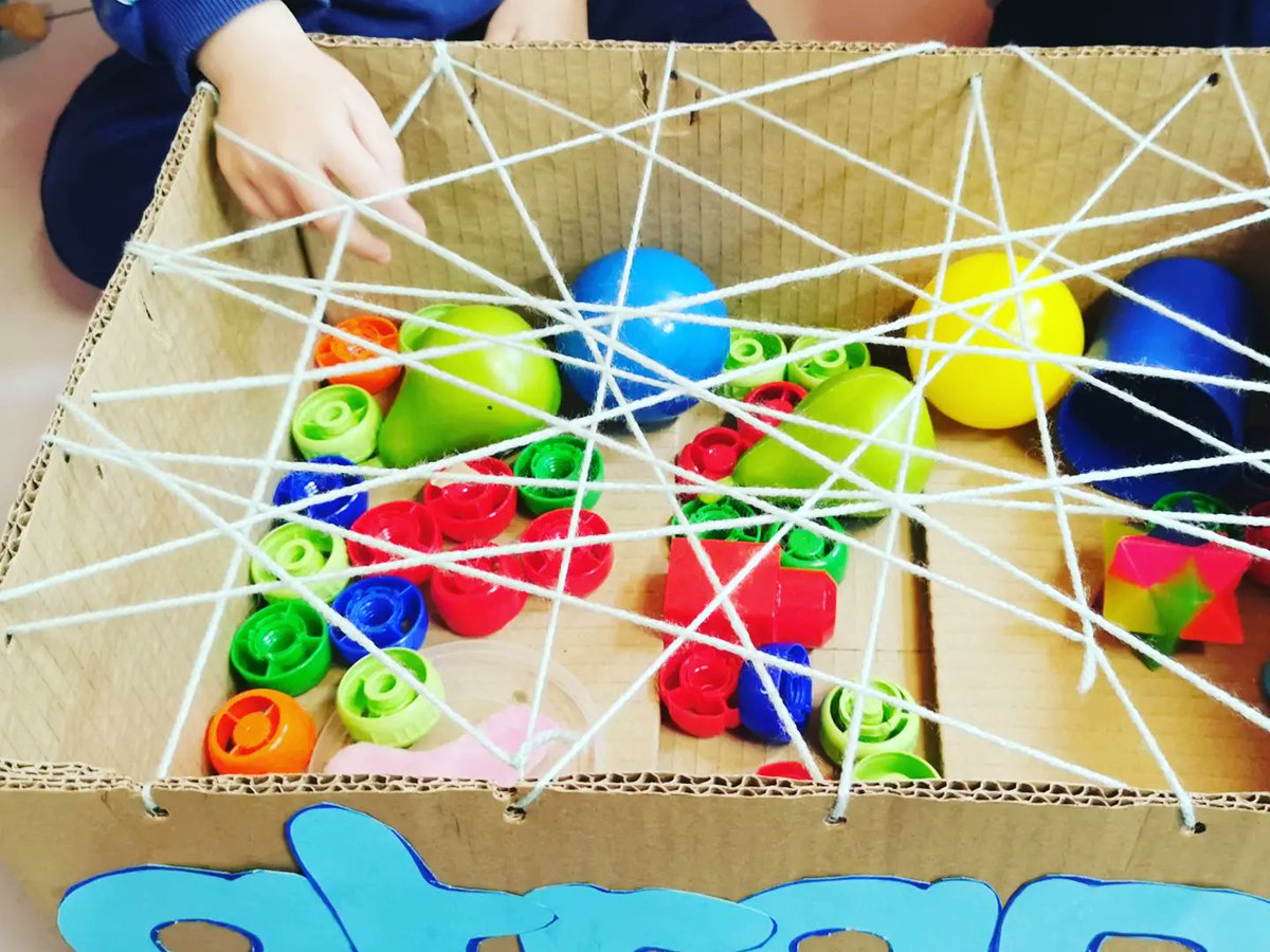 EducadoraEvelyn's tweet photo. Hoy en 1F hemos realizado una actividad sensorial en la que los pequeños estimulan la imaginación y el desarrollo de sus habilidades motoras finas.

¡Se lo han pasado genial! 

@Novaschool_es https://t.co/XE9lXrlk9Y