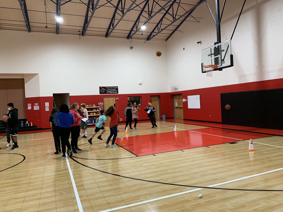 coachrhodes83's tweet image. @TigersPe 6&amp;amp;7 Ss are finishing their 🏀 unit with a round of basketball golf today. #Teamwork #MultipleSports #OzarkWellness #Fore⛳️🏌🏼‍♀️