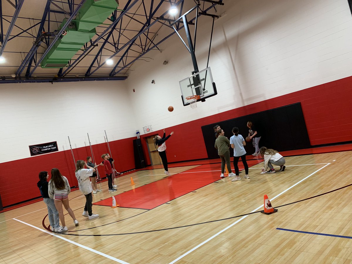coachrhodes83's tweet image. @TigersPe 6&amp;amp;7 Ss are finishing their 🏀 unit with a round of basketball golf today. #Teamwork #MultipleSports #OzarkWellness #Fore⛳️🏌🏼‍♀️