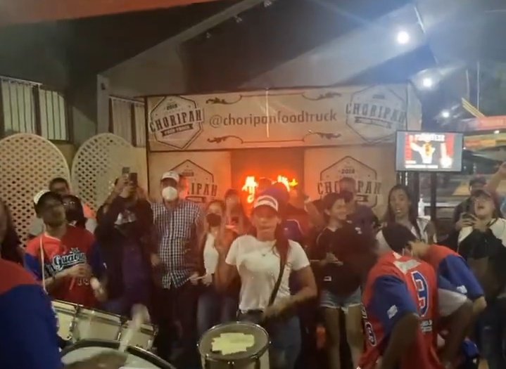 ShibaXanders's tweet image. did you know? that here in Venezuela, in a baseball stadium of Caracas, you can pay in two food establishments with your $SHIB? These businesses are &quot;Choripan FoodTruck&quot; and &quot;Super Enrollados Express&quot;