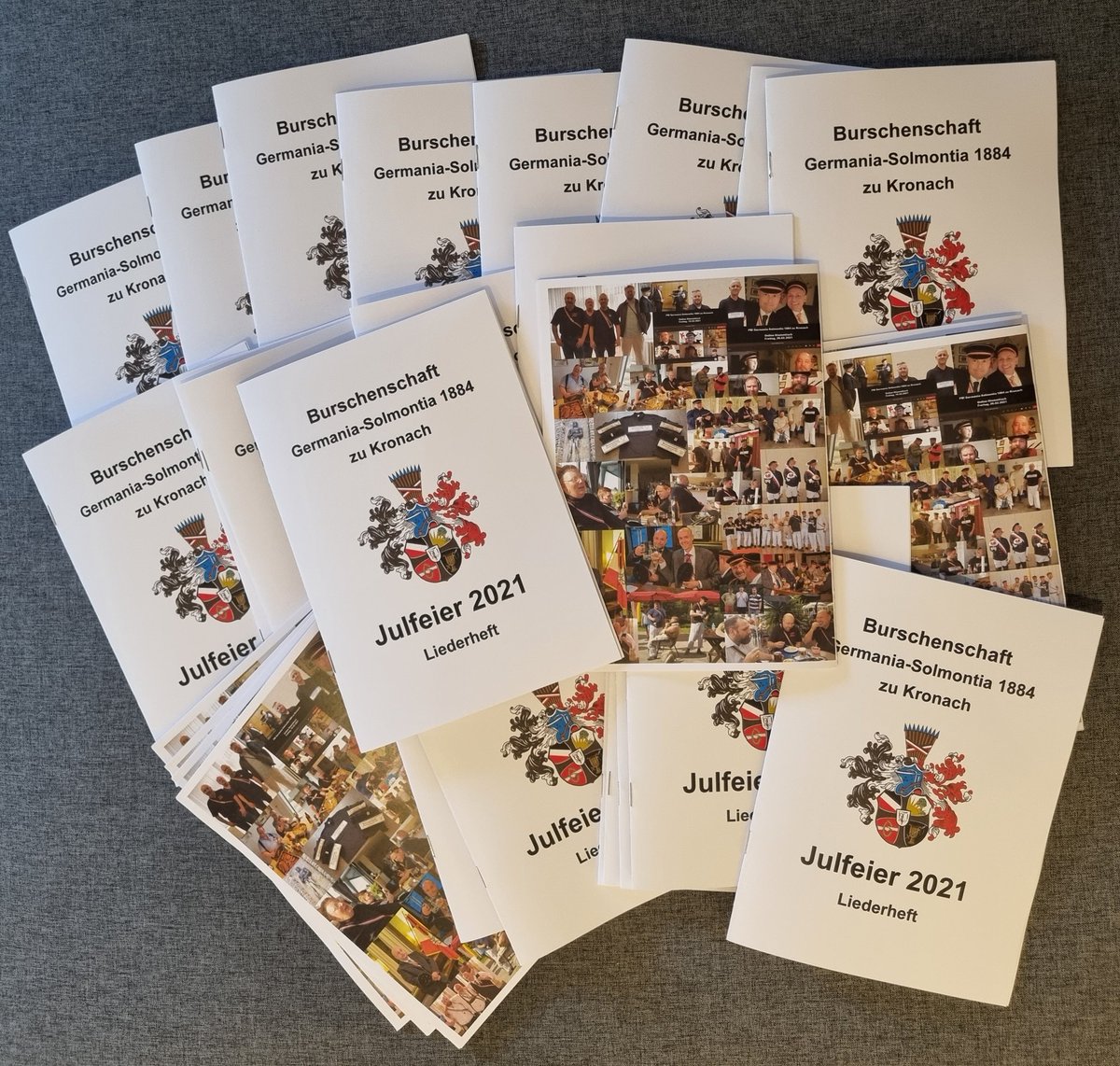 BKronach's tweet photo. Vorbereitungen zu unserer Julfeier am 27.11.2021 laufen!
Heute wurden die Liederhefte fertiggestellt.
#germaniasolmontia #burschenschaft #julfeier #kronach #lcc #LucasCranachCampus #CampusKulmbach #CampusinKulmbach #HochschulstadtKronach https://t.co/8OerKSKETE