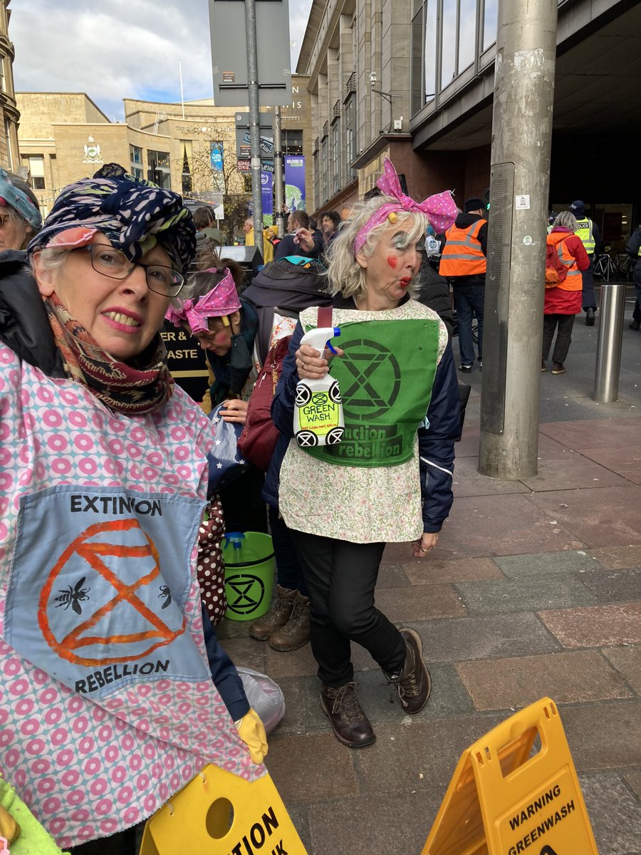 mum_pumpkin's tweet photo. While the UN Climate conference at #COP26 #Greenwash 🤮with pledges & targets that are too late🔥,crowds building at Buchanan steps to demand #StopGreenwash #NoMoreEmptyConferences #KickPollutersOutOfCop #PollutersOutPeopleIn #ClimateJustice https://t.co/ccRzxFQPvS