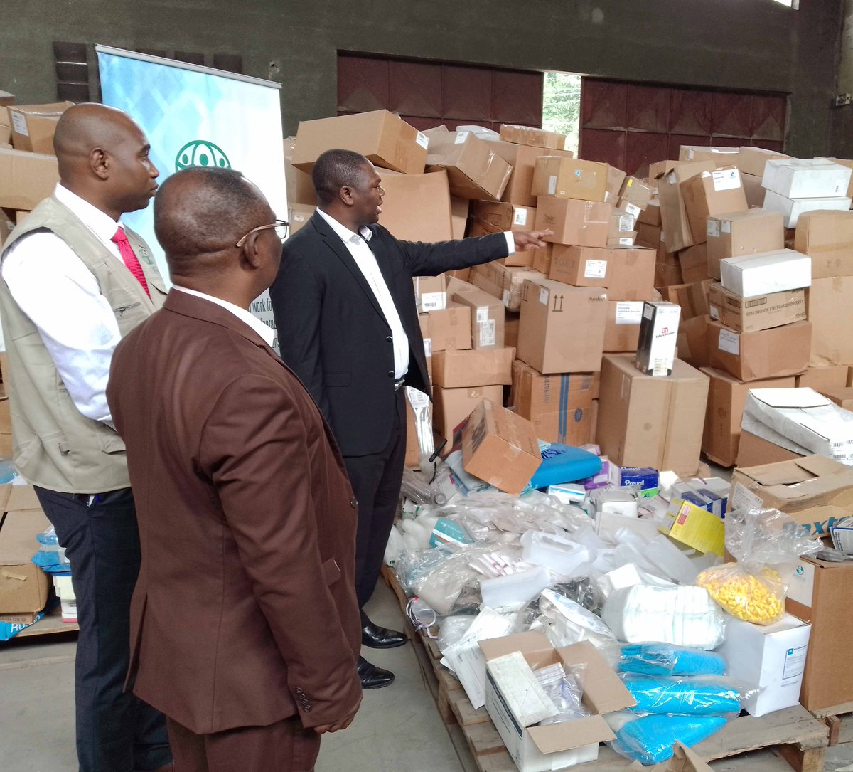 ADRA_DRC's tweet photo. #Kinshasa: @ADRA_DRC  vient de doter à l'Union du Congo Ouest de l'église  Adventiste du 7ème Jour , des intrants PCI et des équipements chirurgicaux pour lutter contre la Covid-19. https://t.co/BlrCtnQqlm