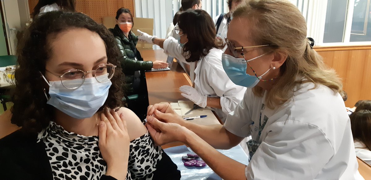 HopitalCochin's tweet photo. [ BIENVENUE 👋] à nos nouveaux #internes qui, durant les 6 prochains mois, se formeront grâce au savoir-faire des équipes @HopitalCochin @APHP
👩‍⚕️🧑‍⚕️Aussitôt arrivés, aussitôt vaccinés contre la #grippe💉 https://t.co/n6GnkCp1Jv