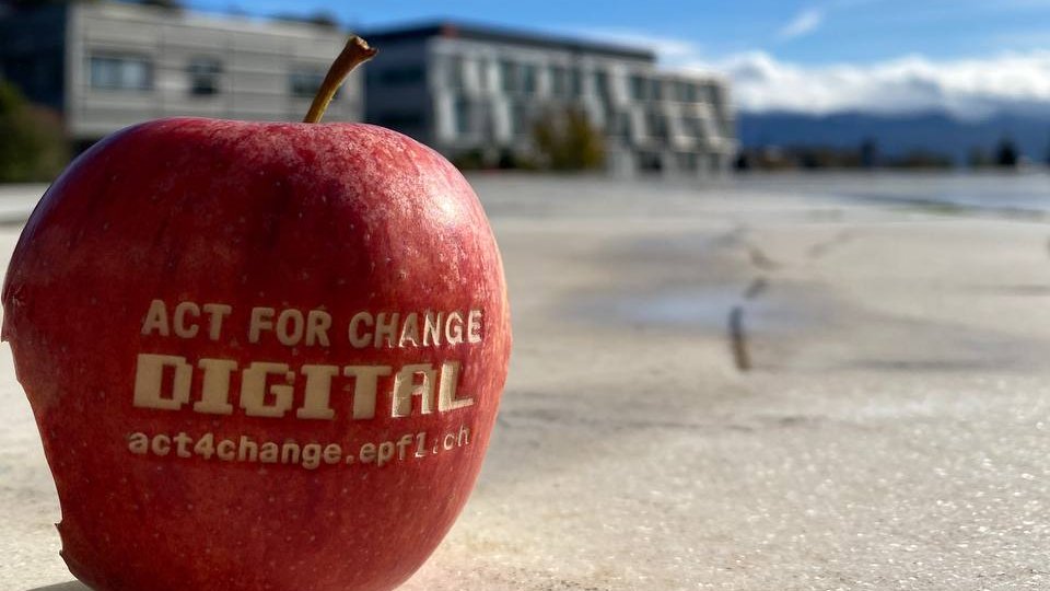 A nice way to convince people to reduce their digital appetite other than through electronic messages
 #epflA4C #Act4change #DigitalChallenge <a href="/EPFL_en/">EPFL</a>
If you missed the 🍎distribution, you may still register in favor of #DigitalSobriety !
act4change.epfl.ch