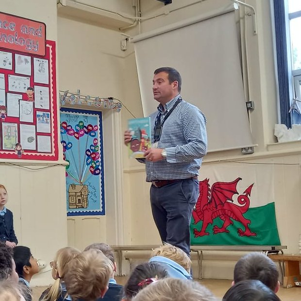 DiversityCogan's tweet photo. We LOVE it when Mr Lewis does all the different voices! A spirited rendition of this fun story from Africa, #GloriasPorridge by #ElizabethLaird and @tobynewsome, was thoroughly enjoyed by the children in #FoundationPhase assembly at @CoganPrimary this morning 🦊@TinyOwl_Books 👏 https://t.co/KO8aQz8NpY