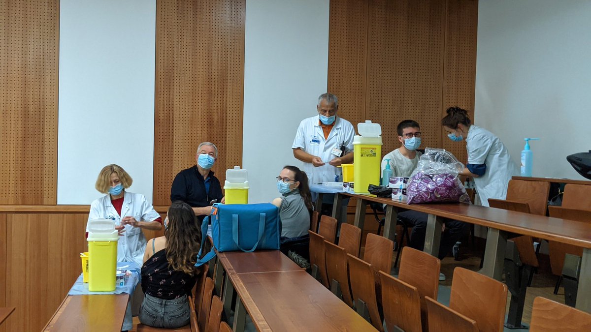 HopitalCochin's tweet photo. [ BIENVENUE 👋] à nos nouveaux #internes qui, durant les 6 prochains mois, se formeront grâce au savoir-faire des équipes @HopitalCochin @APHP
👩‍⚕️🧑‍⚕️Aussitôt arrivés, aussitôt vaccinés contre la #grippe💉 https://t.co/n6GnkCp1Jv