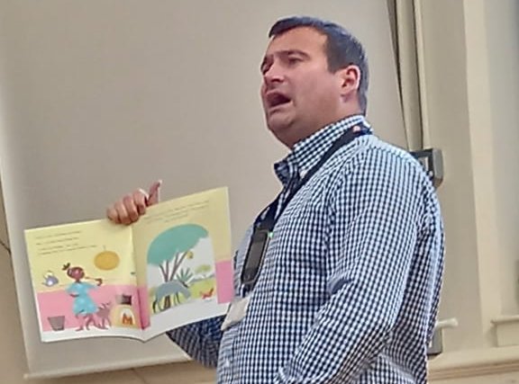 DiversityCogan's tweet photo. We LOVE it when Mr Lewis does all the different voices! A spirited rendition of this fun story from Africa, #GloriasPorridge by #ElizabethLaird and @tobynewsome, was thoroughly enjoyed by the children in #FoundationPhase assembly at @CoganPrimary this morning 🦊@TinyOwl_Books 👏 https://t.co/KO8aQz8NpY